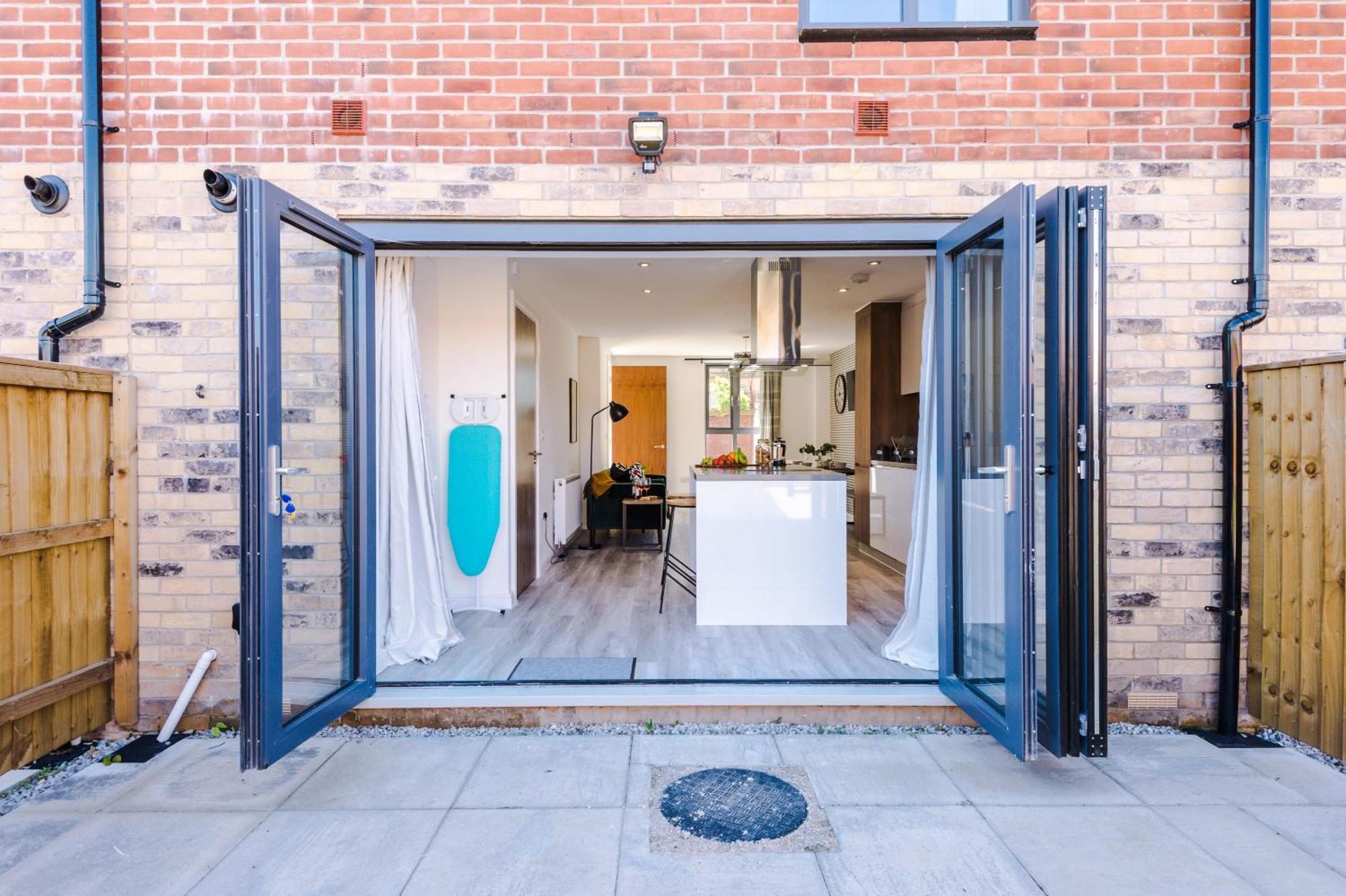 Rest&Recharge At Waterway House Villa Manchester Exterior photo