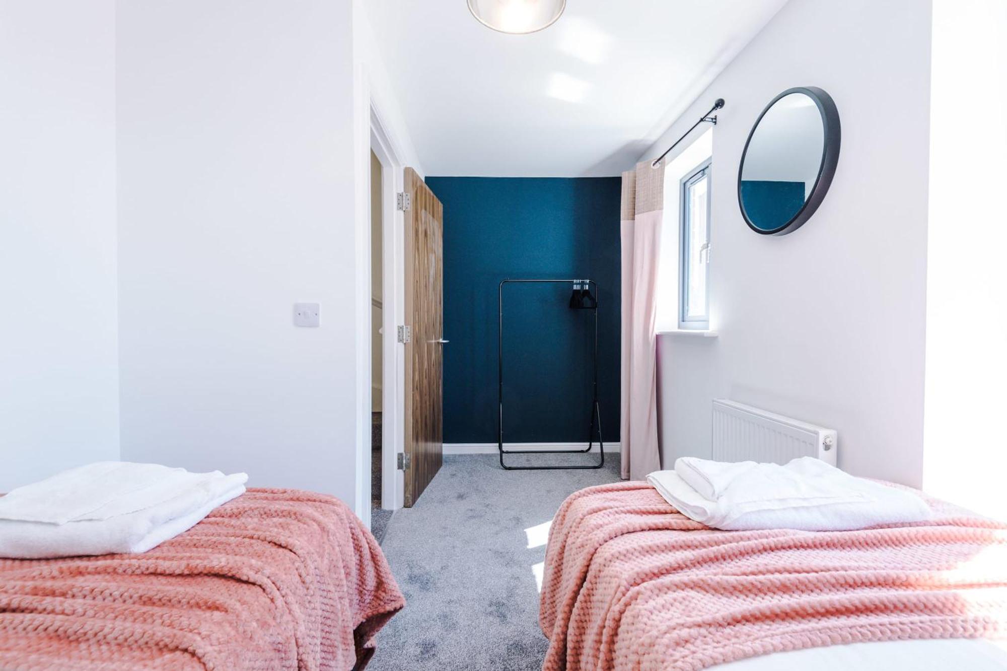 Rest&Recharge At Waterway House Villa Manchester Exterior photo