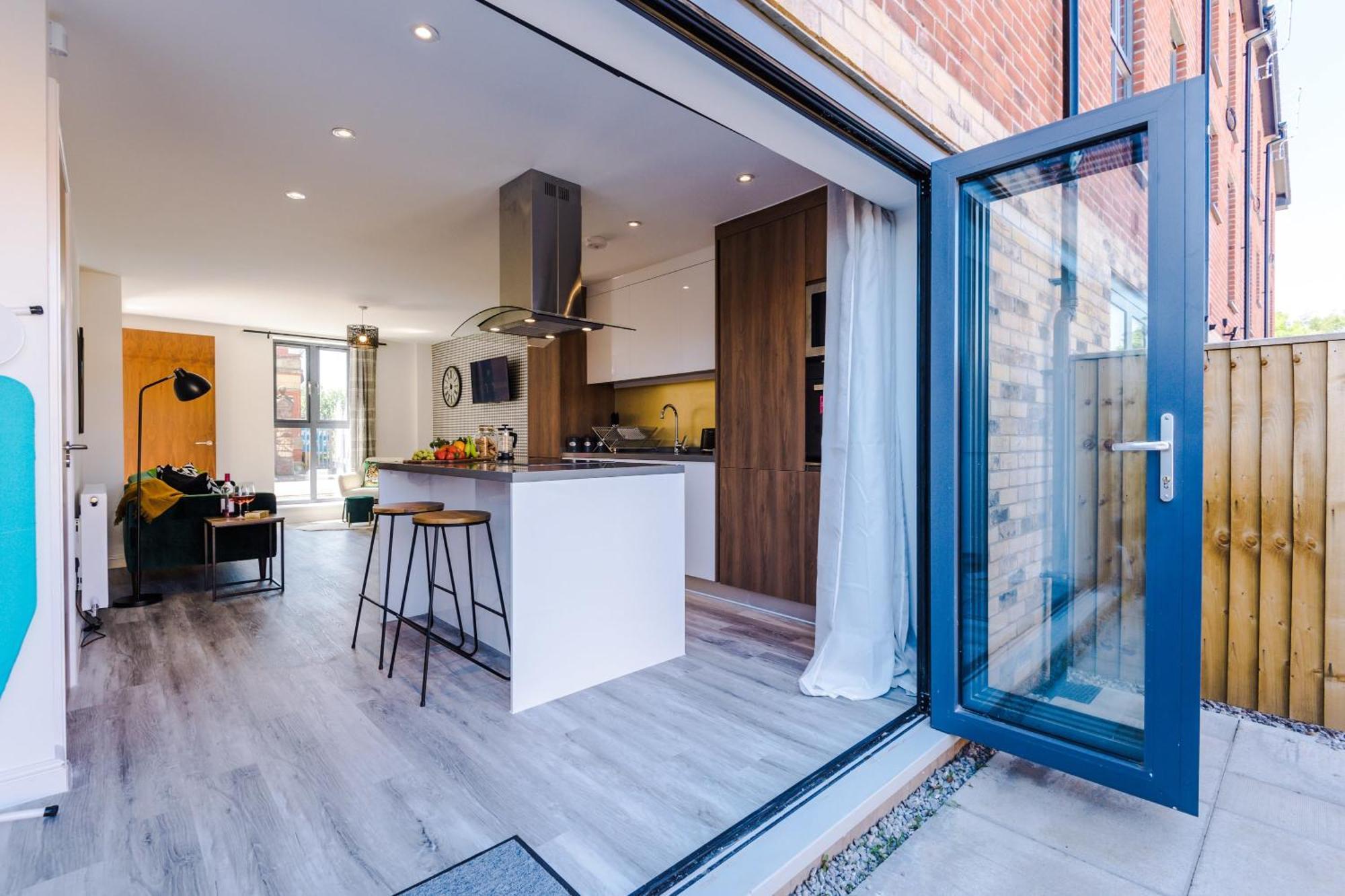 Rest&Recharge At Waterway House Villa Manchester Exterior photo